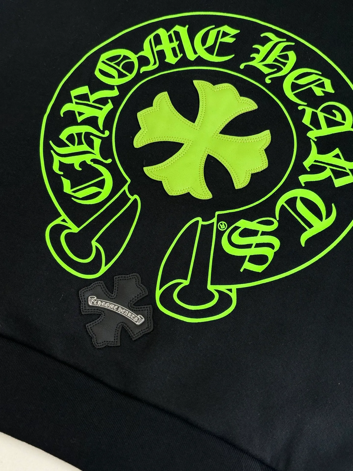 P380 Chrome Herat*/Chrome Heart SS26 new fluorescent green horseshoe print hooded sweatshirt in early spring is made of 80% cotton + 20% polyester blended fabric. It is woven with 32 counts as the base yarn and 10 counts of yarn, with a weight of 330g. It uses offset printing and patch embroidery technology to present the brand's iconic fluorescent green totem and letter elements. The Sanskrit pattern layout on the front chest, back and sleeves is clearly layered, and the craftsmanship details are exquisite. Size：S/M/L